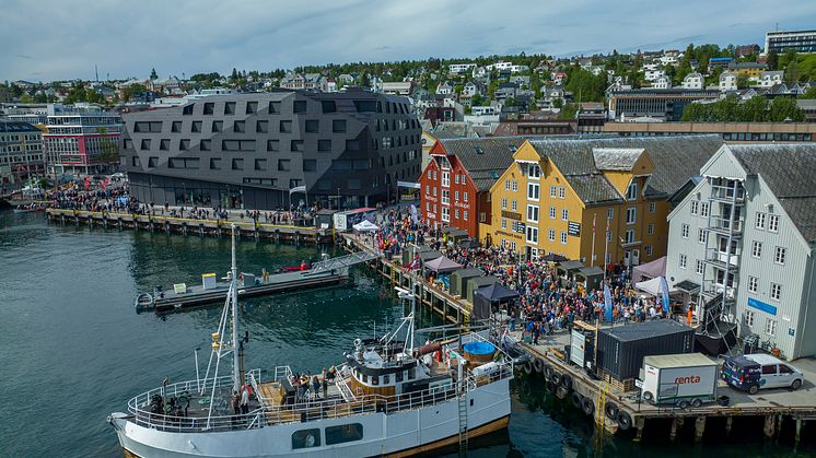 Sjømatfest samlet festivalglade Tromsøværinger til bryggekanten i juni. Foto: Sjømatfest/Knut Berg Jenssen