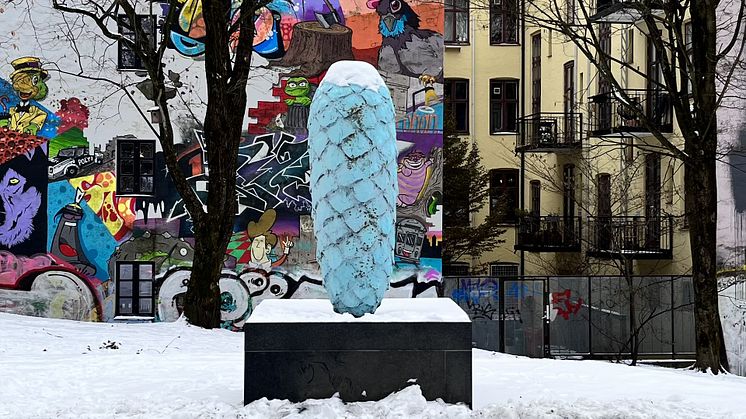 Nå før jul fremstår Vannkongle nesten magisk med rim og snø i den vinterkledde parken hvor den åpne Hovinbekken omfavner kunstelementene. Under avdukingen blir det taler, musikalsk innslag og servering. Foto: Milena Elisabet Brekke / Oslo kommune