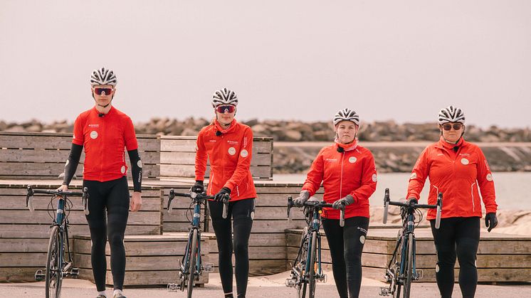 Studenterna i Min Klassiker – Rasmus, Malin, Roosa och Lotta cyklar Vätternrundan digitalt. Foto: Jeff Thorén