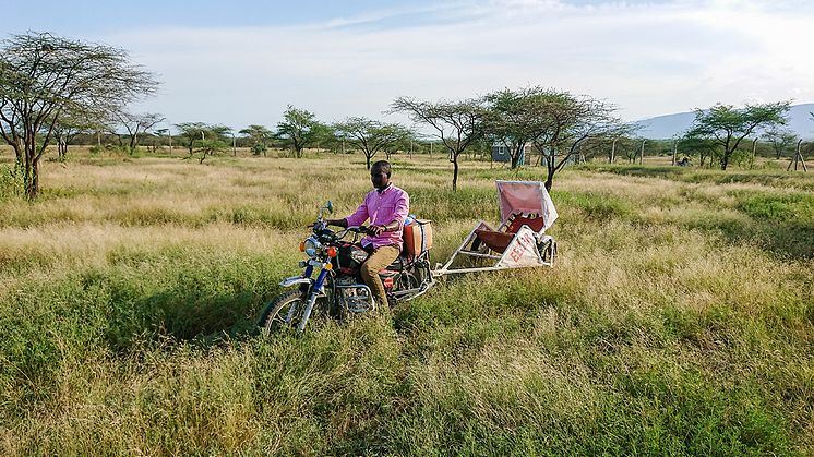 På bilden ses det ekipage som tillsammans med motorcykeln bildar MC-ambulansen som räddar mödrars liv i Burundi. Foto: Lars Klingsbo, PMU