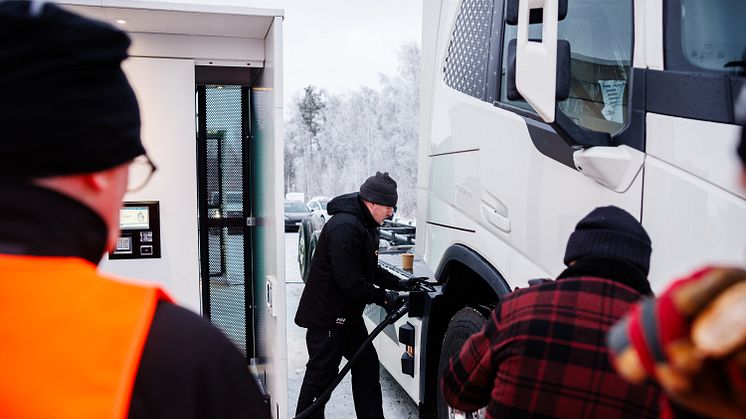 Laddar elektrisk lastbil från Norrbottens Snabbaste Laddstation för tunga transporter i Öjebyn. Foton: Mats Engfors (Fotographic)