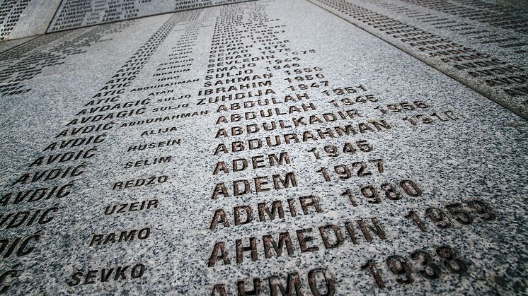 Antirasister hedrar Srebrenicas offer
