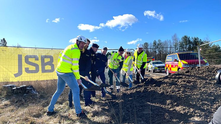 Måndagen den 27 mars sattes spaden i marken för Osby kommuns nya Blåljushus innehållande verksamhetslokaler för Ambulans, Polis och Räddningstjänst. JSB Construction AB står som totalentreprenör för projektet och beställare är Osby kommun.