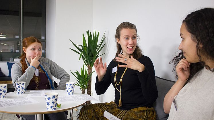 Emma Hernejärvi, Sofia Nordin och Nadira Nechma diskuterar texter under höstens scriptural reasoning-cirkel.