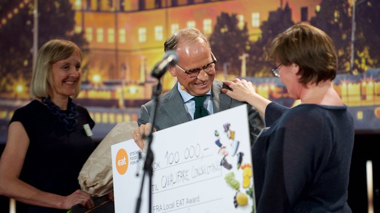 2016-vinner av Local EAT Award, svenske Qualifare Consulting, får overrakt prisen av Torgeir Silseth, administrerende direktør i Nordic Choice Hotels. Bak: Cathrine Dehli, Director of Sustainability i Nordic Choice Hotels. Foto: Nordic Choice Hotels