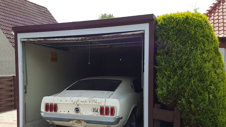 Garagenfund auf der Retro Classics: Ein Mustang-Traum in weiß am BELMOT Messestand
