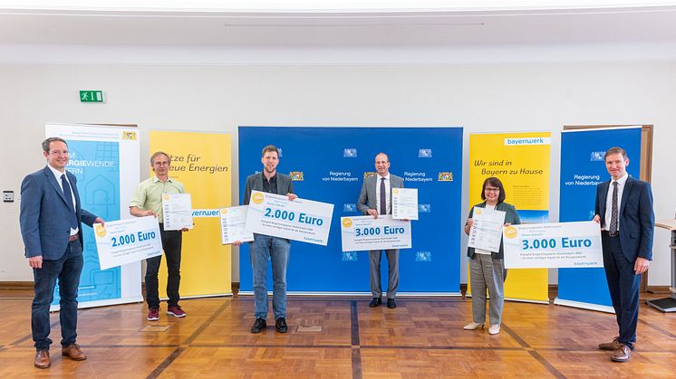 v.l.n.r.: Ingo Schroers (Geschäftsleitung Bayernwerk Netz GmbH), Udo Ottl aus Ergolding, Korbinian Nachtmann aus Landshut, Schulleiter Clemens Kink vom Gymnasium Bogen, Maria Ilg von der Grundschule Salzweg und Regierungspräsident Rainer Haselbeck.