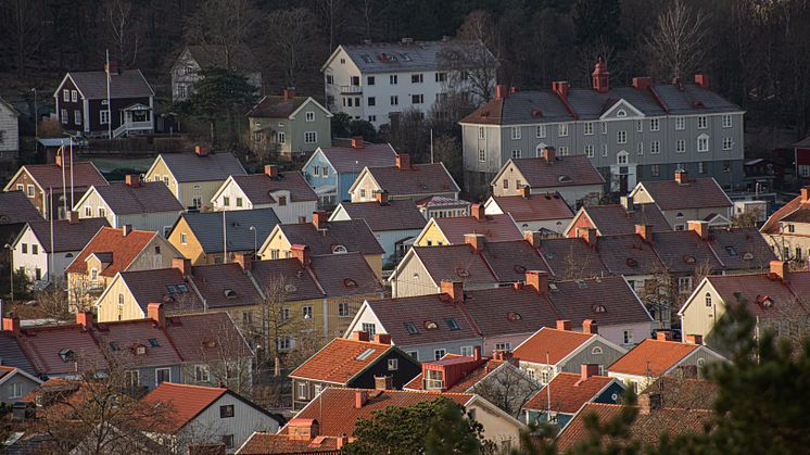 I Göteborg steg villapriserna med 2,5 procent i februari. Vy över takåsar i stadsdelen Kungsladugård.