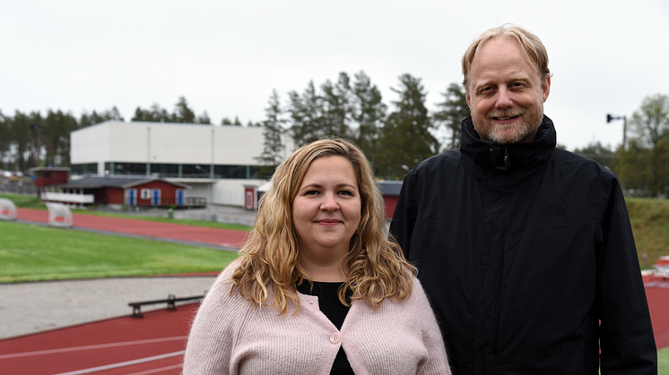 Christina Sundnäs, fritidssamordnare och Patrik Svedlund, arenasamordnare, framför det nya arenaområdet i Timrå.