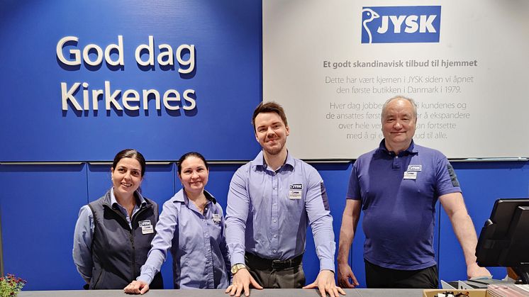 De ansatte i JYSK Kirkenes har invitert ordføreren i Sør-Varanger til butikkåpning. Fra høyre distriktsjef Jonny Hansen og butikksjef Kristoffer Tuv Pettersen. 