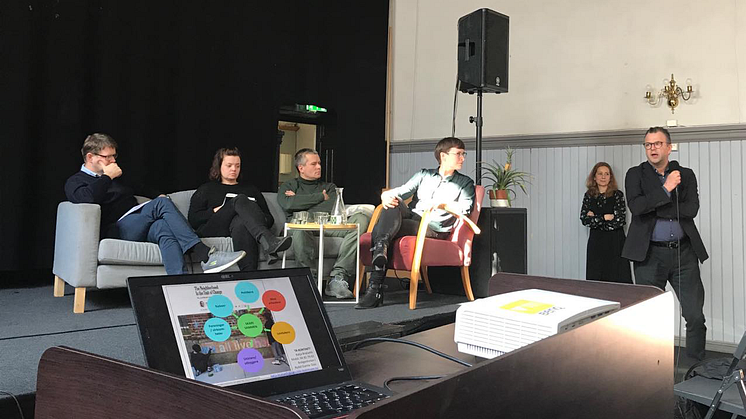 Paneldeltagere Anders Leisner (Huseiernes Landsforbund), Anne-Rita Andal (Leieboerforeningen), Viktor Gjengaard (nestleder i bydelsutvalget), Katja Bratseth (undersøkelsesansvarlig). Helt til høyre: bydelsdirektør Tore Pran gir innspill til panelet