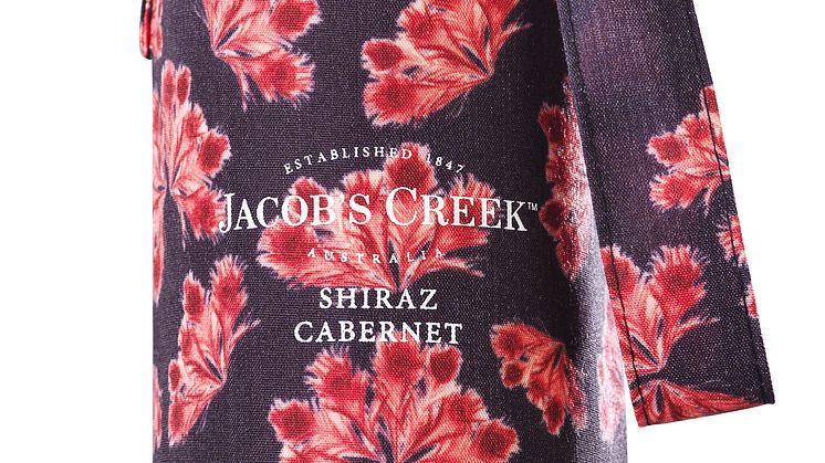 Jacob’s Creek Shiraz Cabernet Paola Suhosen suunnittelemassa lahjapussukassa