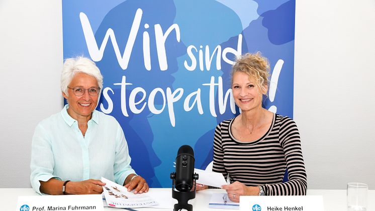 Prof. Marina Fuhrmann (Vorsitzende des VOD, l.)) freut sich für Osteopathie-Botschafterin Heike Henkel (r.) über die Aufnahme in die "Hall of fame des deutschen Sports".