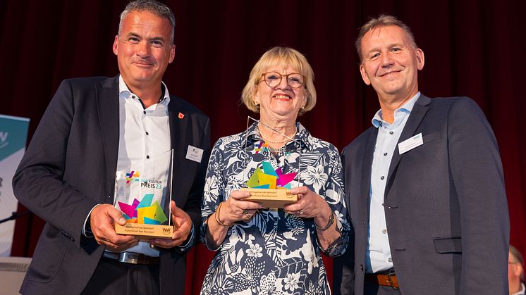 Freuen sich über das "kulturelle Aushängeschild": Samtgemeindebürgermeister und Fürsprecher Mike Schmidt (l.), Preisträgerin Hannelore Krage und Jürgen Noch, Geschäftsführer bei WW.