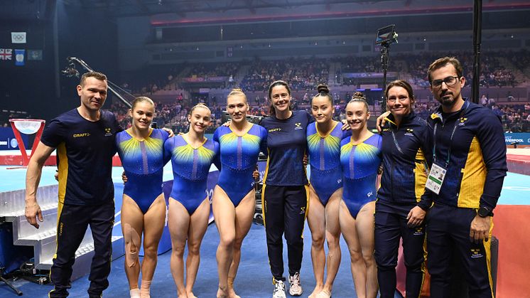 Det svenska laget i kvinnlig artistisk gymnastik på VM i Liverpool tillsammans med tränare och fysio. Foto: Filippo Tomasi