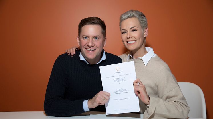 Hurtigruten CEO Daniel Skjeldam and Gunhild Stordalen, EAT’s Founder and Executive Chair, have signed a  cooperation agreement to offer environmentally conscious guests even more exquisite and healthier food options. Photo: Rune Kongsro / Hurtigruten