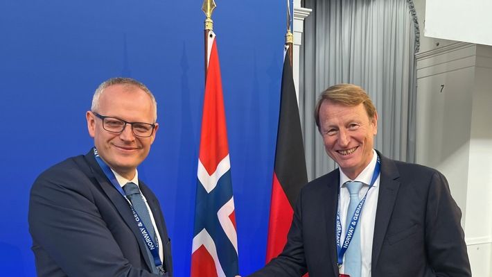 Bjørgulf Haukelidsæter Eidesen, CEO von Horisont Energi, und Ulf Heitmüller, CEO der VNG AG (Bildquelle: VNG)