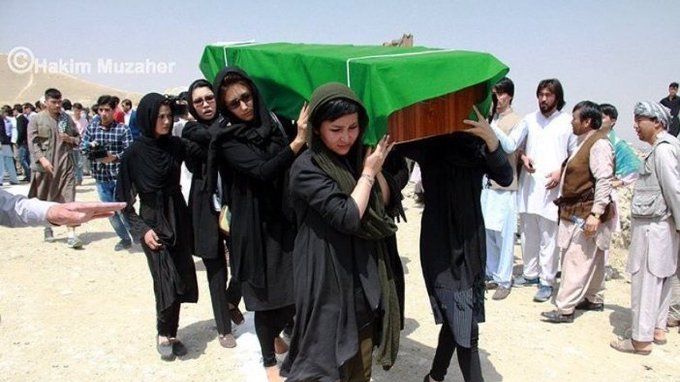 Flickor från Kaaj-seminariet i västra Kabul bär sin mördade väninna till graven. Foto Hakim Muzaher. 
