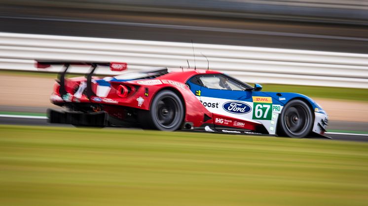 67 Ford GT en route to Silverstone victory