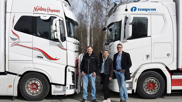 Tempcon in leder nytt strategiskt samarbete med Nyhléns Hugosons i Skellefteå. Från vänster; Pär Marklund, Transportchef Nyhléns Hugosons, Sophia Bylesjö, Platschef för Nyhléns Hugosons i Skellefteå samt Christofer Mattsson, vd för Tempcon Norrland. 