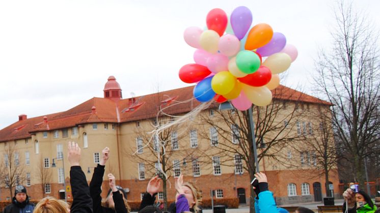 Ballongsläpp med Näktergalen FRI ANVÄNDNING Foto: Emelie Johnsson/Högskolan Kristianstad