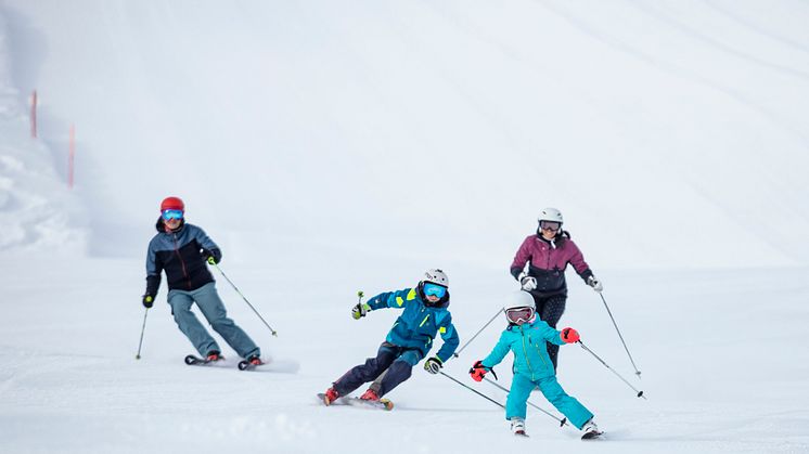 Skidorten St. Johann i Österrike är känd för att vara familjevänlig, med ett brett utbud av aktiviteter och faciliteter anpassade för barnfamiljer.