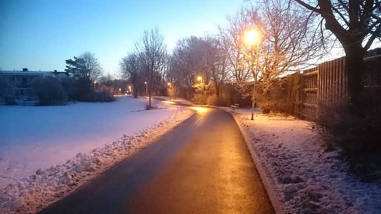 Gång- och cykelväg som är sopsaltad.