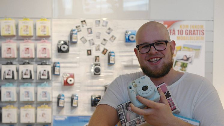 ”Instax är kameran den yngre generationen vill ha" 