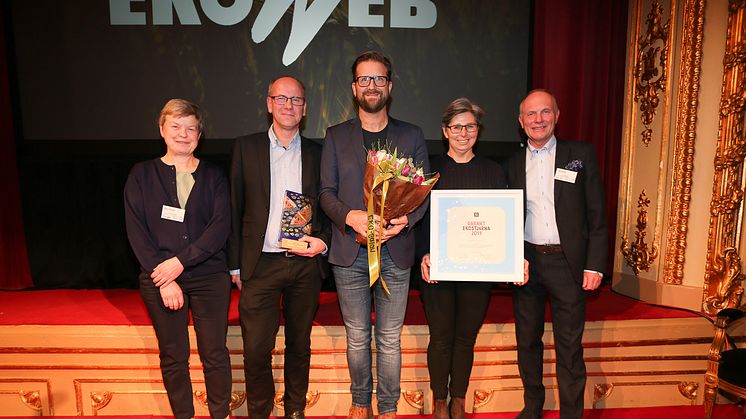 Löfbergs Kent Pettersson, Anders Thorén och Karin Lidberg tog emot priset av Åsa Domeij och Ulf Renée från Axfood. 