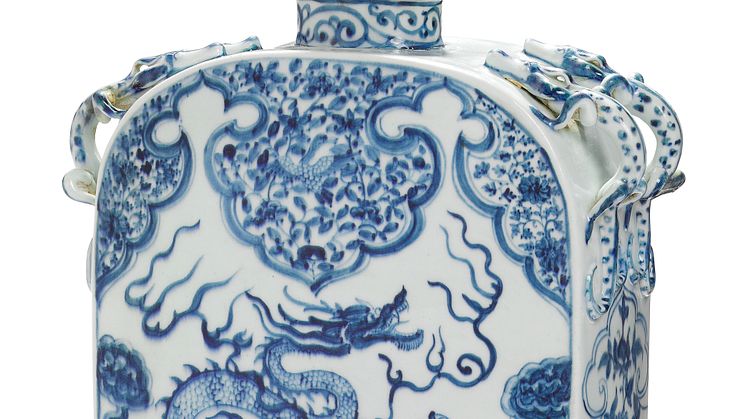 A Chinese porcelain flask.  Estimate: DKK 1-1.5 million / € 135,000-200,000.