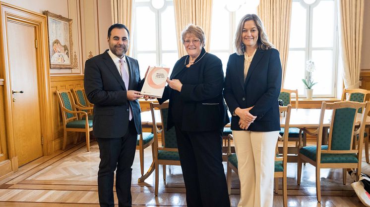 Stortingspresident Masud Gharahkhani mottar NIMs årsmelding for 2023 fra styreleder Trine Skei Grande og direktør Adele Matheson Mestad. Foto: Peter Mydske/Stortinget.