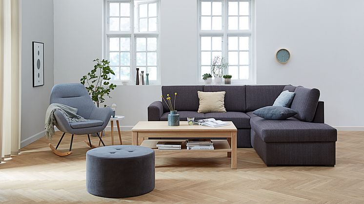 Sitzgelegenheiten für jeden Bedarf - Couch, Sessel und Pouf machen unseren Wohnbereich gemütlich.