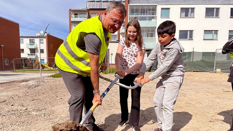 Jonas, VD BoKlok, Maria och Ali hjälptes åt med första spadtaget för BoKlok Astrakan.