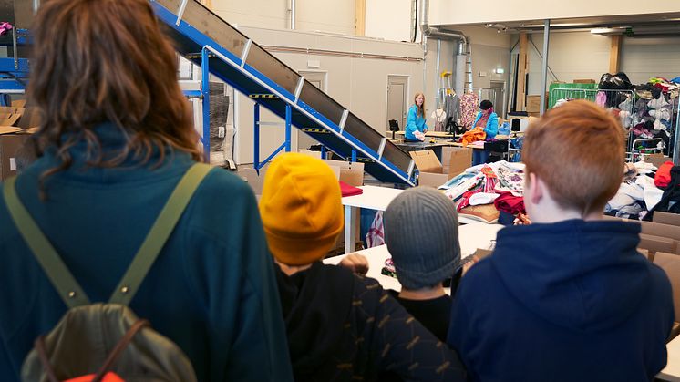Skolungdomar på besök i Wargön Innovations test- och demoanläggning i samband med Textiljakten.