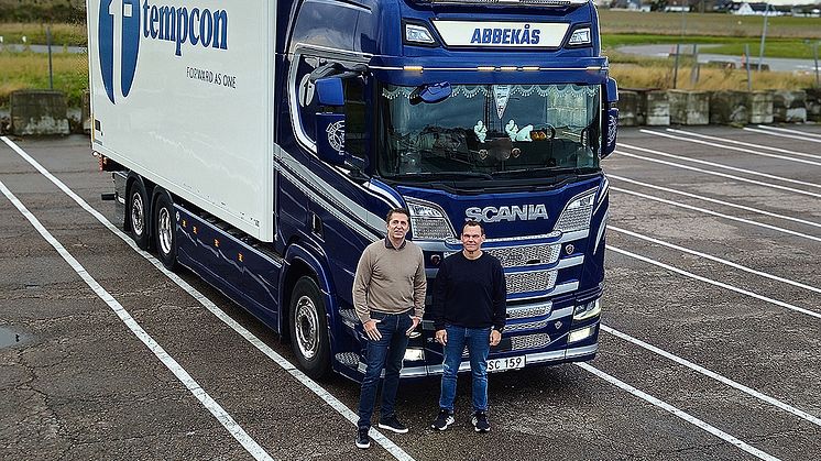 Första bilen med Abbekås Transport & Logistiks nya logga. På bilden Urban Andersson, vd, och Tomas Wallin Jönsson, operativ chef.