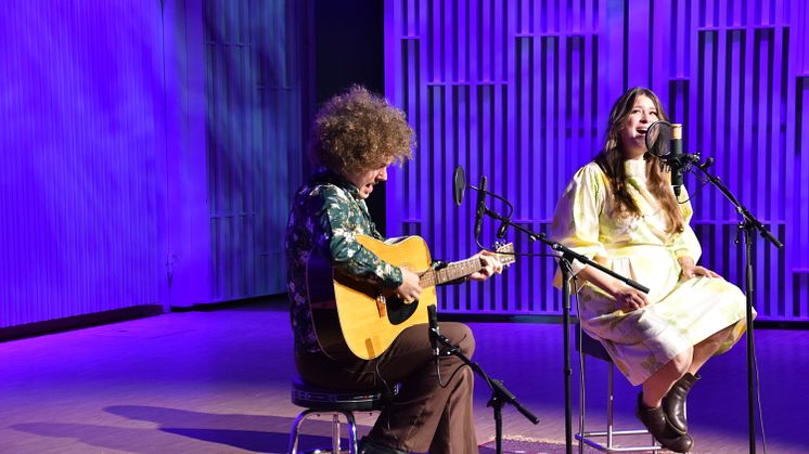 Wille Alin och Linnea Henriksson framför två musikstycken tillsammans i Halmstads kommuns digitala valborgsfirande. Bilden är tagen under inspelningen på Kulturhuset Najaden.