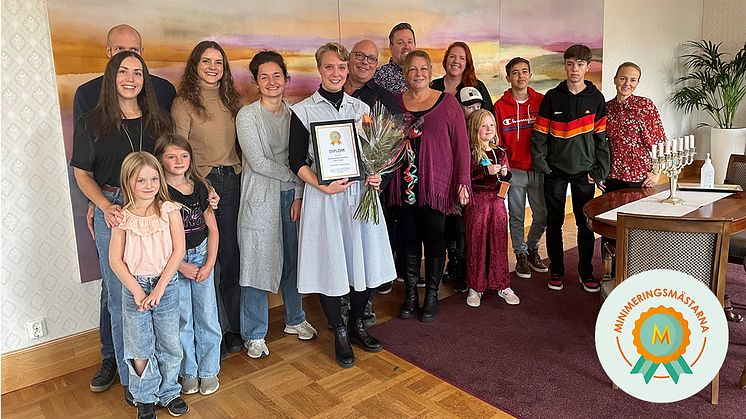 Här är deltagarna som tävlade för Örebro i Minimeringsmästarna. Emelie Andersson (i mitten med diplom och blommor) vann den nationella tävlingen. Foto: Örebro kommun