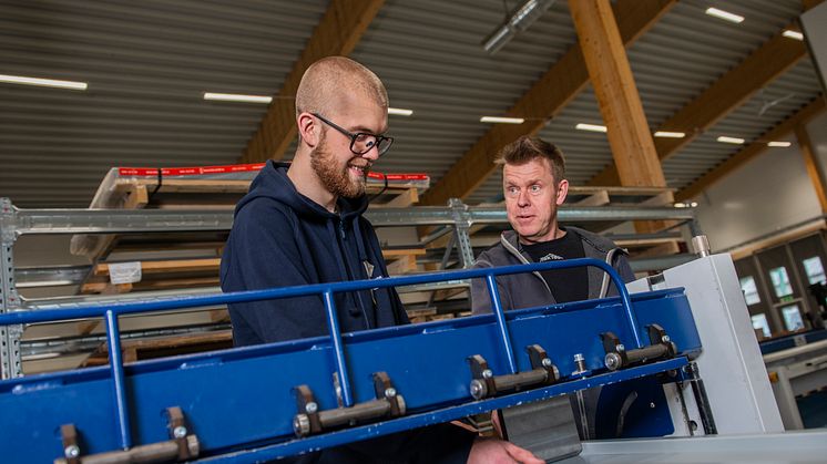 Loke Bodén är lärling hos TakTec i Falun och handleds av Mattias Nordlund. När Loke uppnått "yrkesarbetarstatus", belönas Taktec med 30 000 kronor. Loke tog nyligen SM-brons i plåtslageri - ett kvitto på att lärlingsutbildningen fungerar.