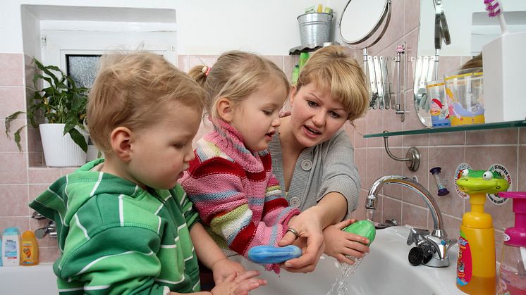 Händewaschen nicht vergessen, Mädchen mit Mutter und Bruder