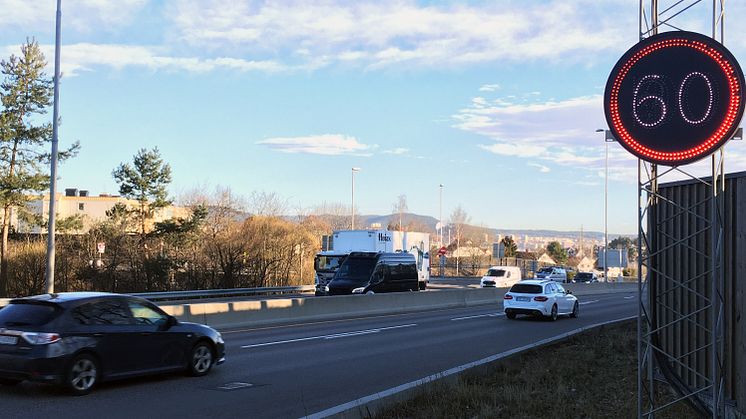 Miljøfartsgrensen gjelder for tiden i Oslo, her vist ved trafikkskilt langs E6 ved Manglerud.