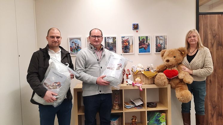 Patrick Langner, Viktor Grabo und Elvira Wegner vom Kinderhospiz präsentieren die hilfreichen Geschenke