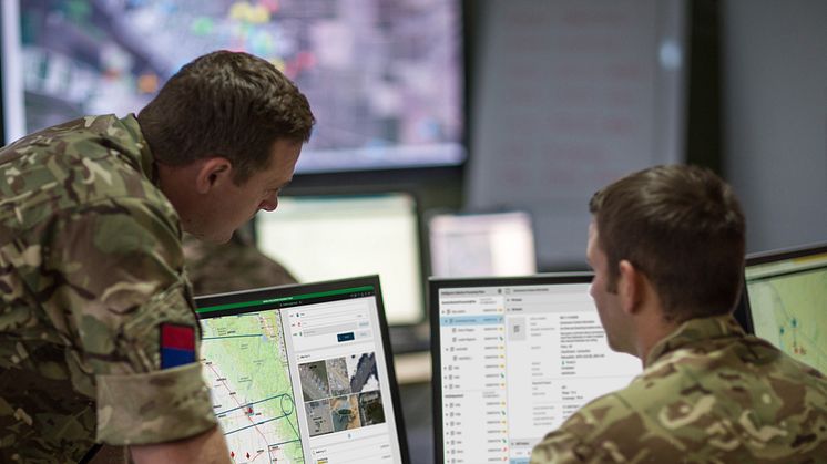 IMG1012_01_UK_Commanders-looking-at-Insight-on-screen