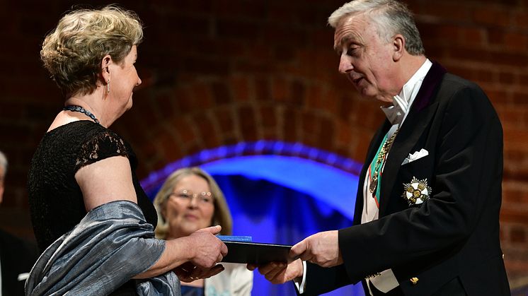 Vid 2020 års högtidssammankomst belönades bl.a. Marianne Schönning, som fick ta emot akademiens silvermedalj ur H.E. Riksmarskalken Fredrik Wersälls hand. Foto: Erik Cronberg.