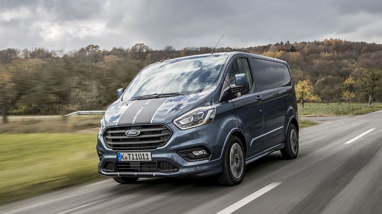 Uusi Ford Transit Custom – Euroopan myydyin tonniluokan pakettiauto on nyt tyylikkäämpi, tehokkaampi ja siinä on enemmän uutta teknologiaa 