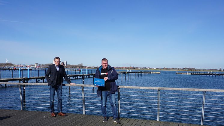 Tourismusdirektor Oliver Behncke und Hafenmeister Ralph Becker freuen sich über die 4-Sterne-Zertifizierung des Yachthafens in Burgtiefe © Tourismus-Service Fehmarn_Lina Rotte