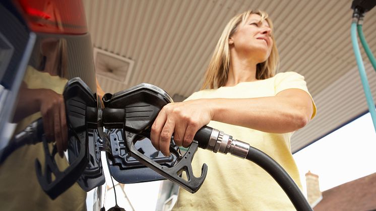 Med en benzinpris på 14,59 kr. literen er benzinprisen det seneste år steget hele 33 procent, og tanker man diesel, så er prisen på diesel vokset knap 30 procent, viser oplysninger fra hjemmesiden DrivkraftDanmark.dk.