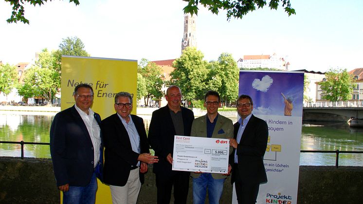 Presseinformation: 5.000 Euro für Projekt Kinderherzen e.V. aus Deggendorf - Bayernwerk übergibt RestCent-Spende aus Mitarbeiter-Hilfsfonds des E.ON-Konzerns