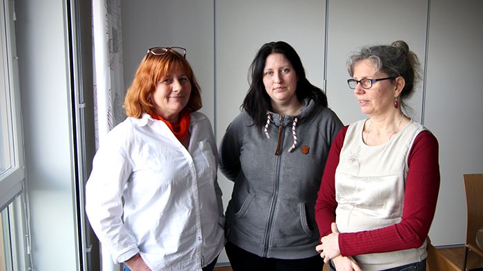 De demensansvariga distriktsskötersorna på Borgholms hälsocentral Marita Ahlby (till vänster) och Kajsa Friberg till höger. I mitten koordinatorn Jenny Berg.