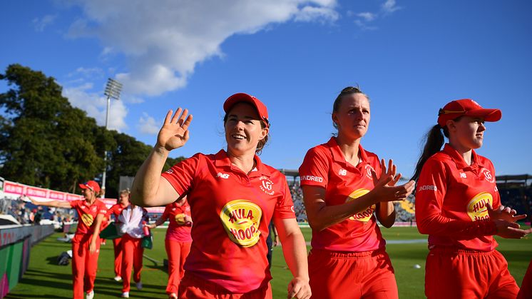 Tammy Beaumont with her Welsh Fire teammates. Photo: ECB/Getty Images