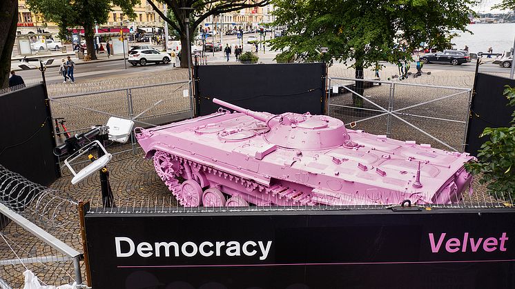 Den tjeckiske konstnären David Černýs verk Pink Tank ställs ut på Raoul Wallenbergs Torg under september
